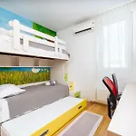Away شقة سبليت